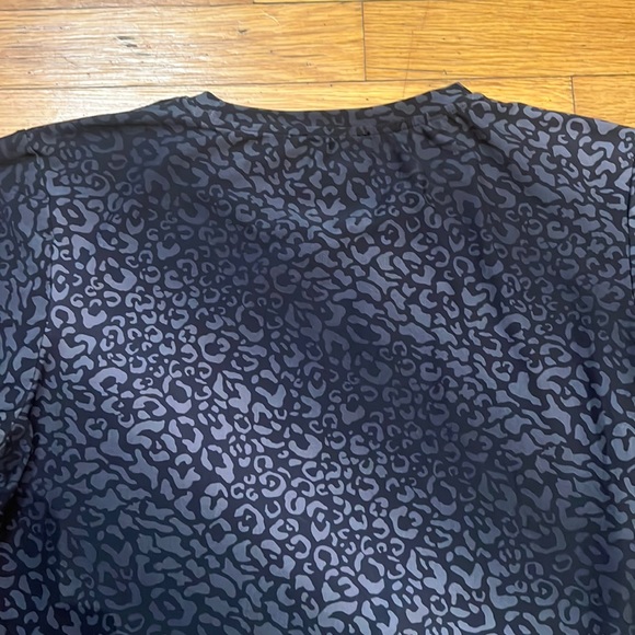 Bandier All Access Studio Stretch Crop Tee in Snow Leopard, size Small - Picture 8 of 9